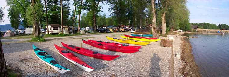 Kajaks am Campingplatz Harras